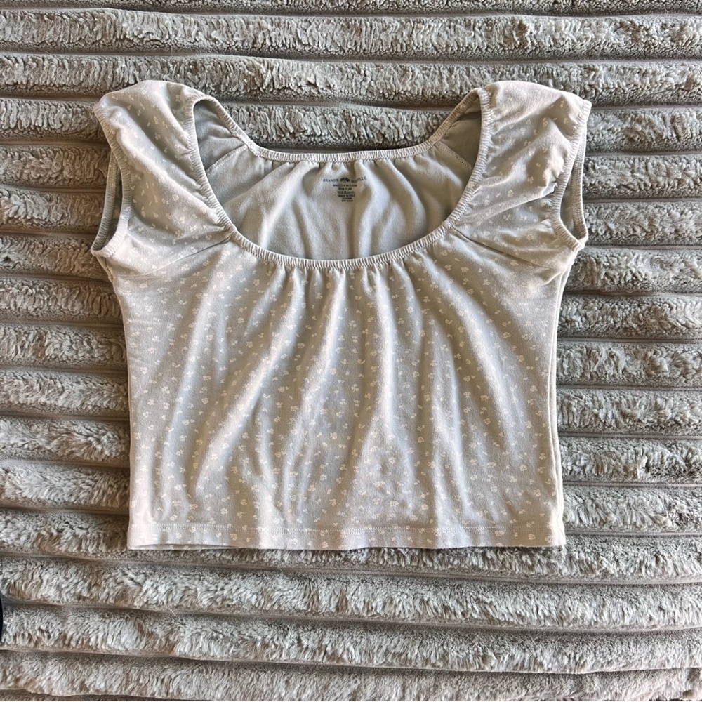 Brandy Melville Green & White Floral Short Sleeve Top- XS/S